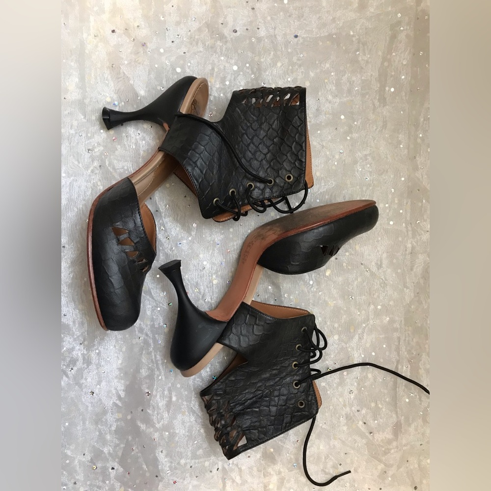 Fluevog Black lace up high "miracles"